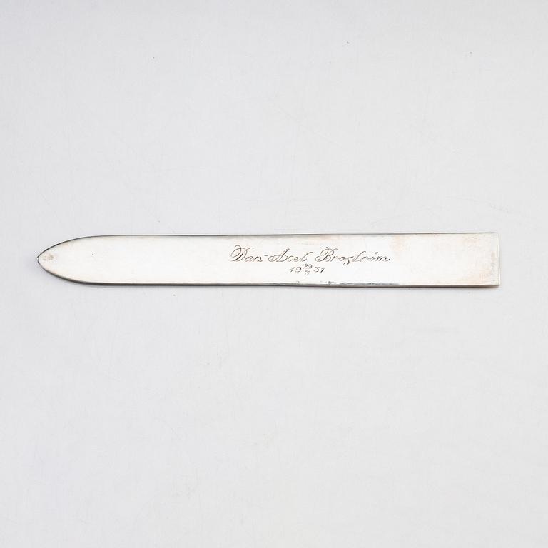 Atelier Borgila, skrivschatull/skrin, Stockholm 1953, sterling silver samt CG Hallberg, brevkniv, silver, Stockholm 1926.