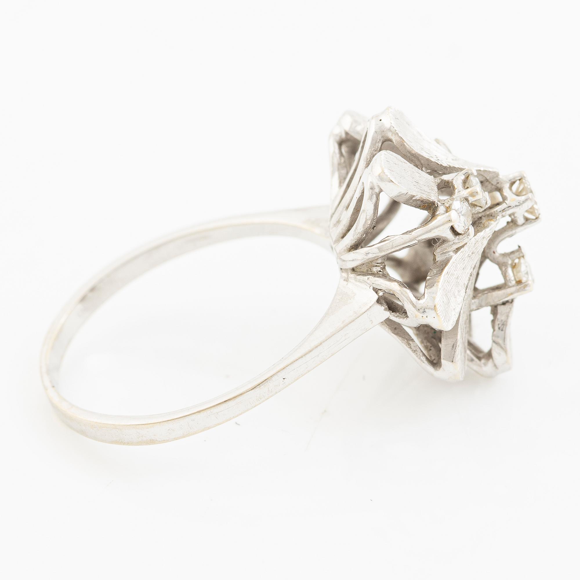 Ring in 18K white gold set with round brilliant-cut diamonds.