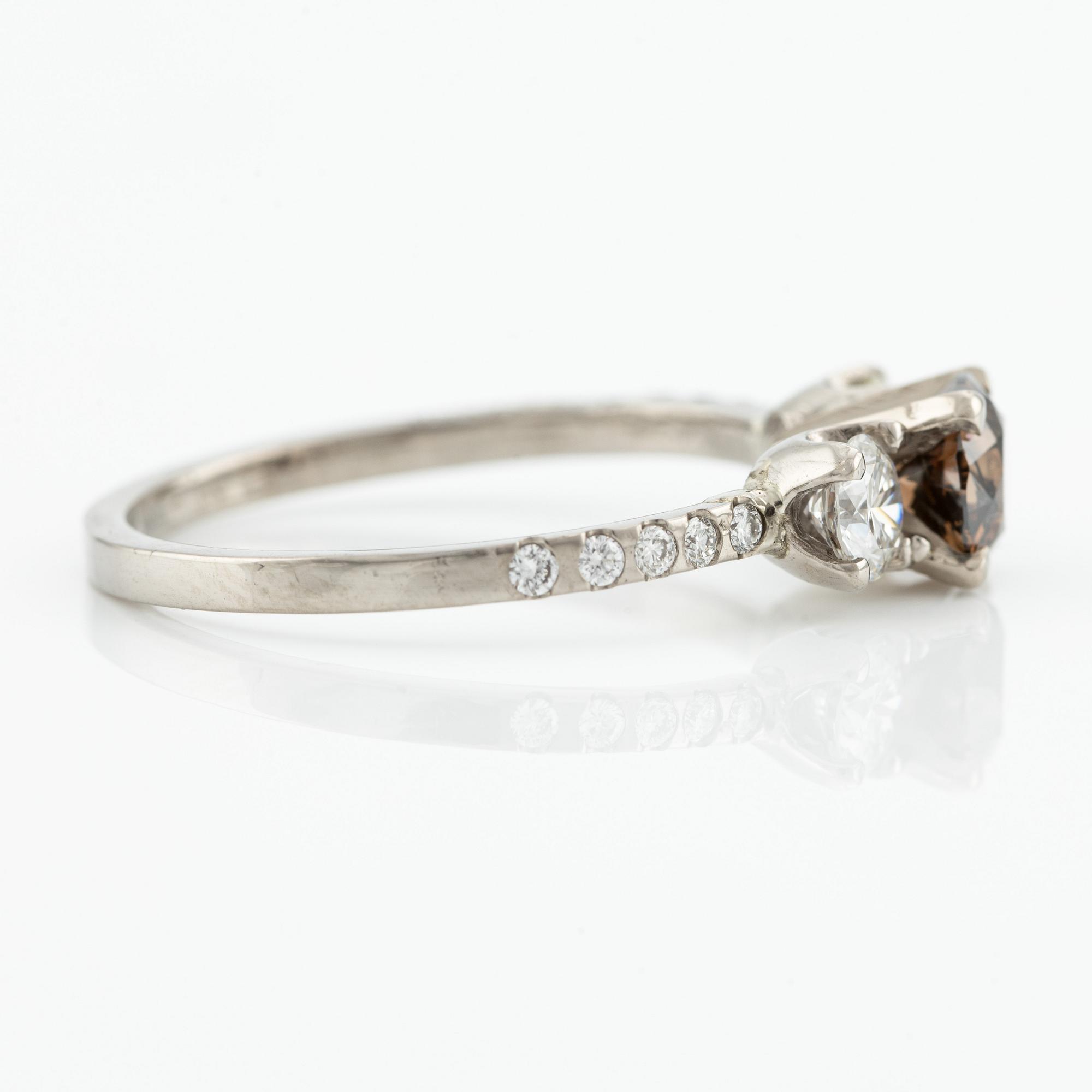 Ring with brown-orange diamond and brilliant-cut diamonds.