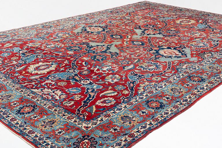 An antique/semi-antique Tabriz carpet of 'Vase design', ca 509 x 359 cm.