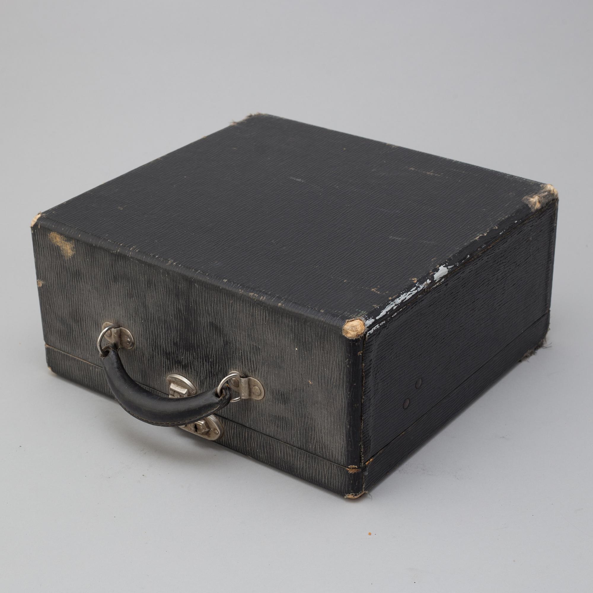 A early 20th century Underwood typewriter.
