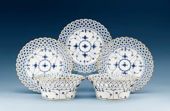 1266. A set of 12 Royal Copenhagen 'Musselmaalet' dessert dishes and a pair of chestnut baskets, Denmark, 19th Century. (14).