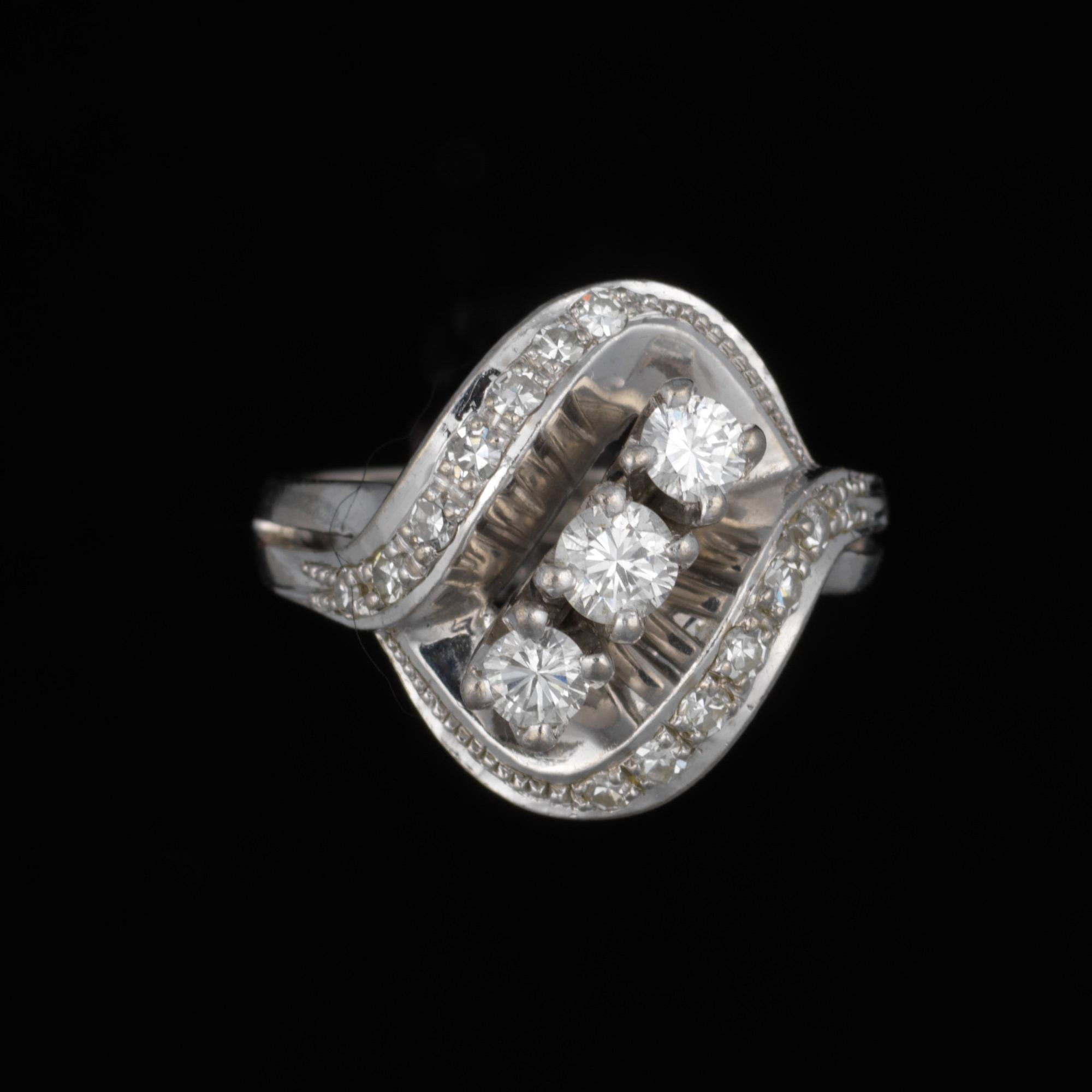 RING, 18K vitguld, diamanter. Oskar Lindroos, Helsingfors. Vikt ca 8,6 g.