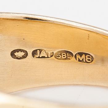 A ring and a pari of earrings made of 14K gold.