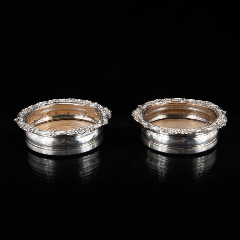 COASTER, ett par, nysilver, 1800-talets slut.