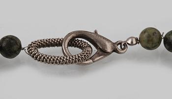 COLLIER, metall troligtvis med jadeit, krysopras samt korall, orientaliskt.