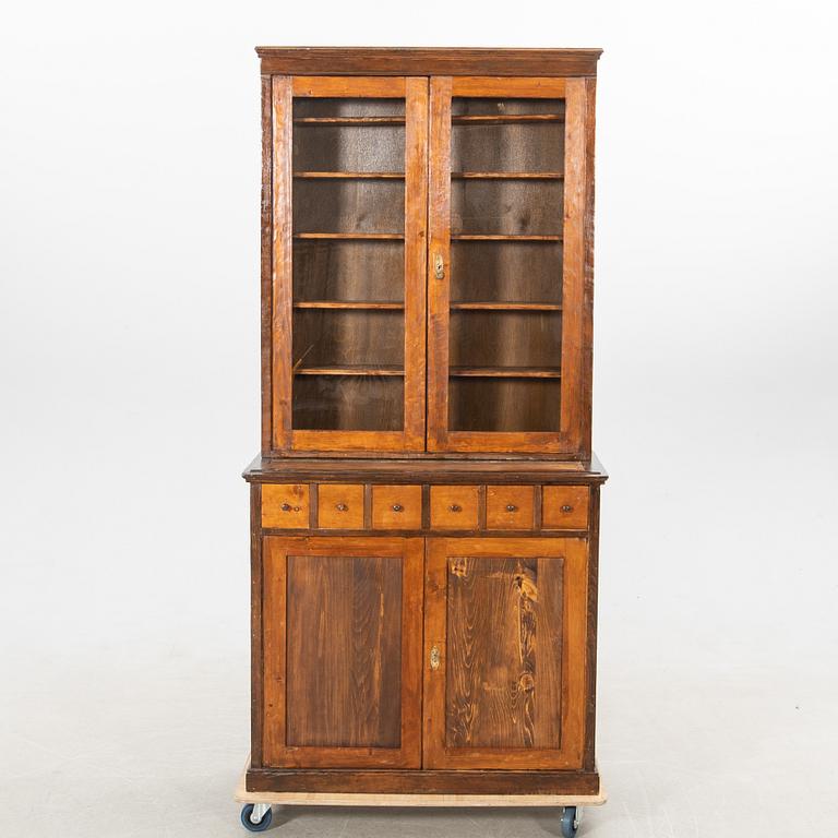Bokskåp/Vitrinskåp omkring 1900.