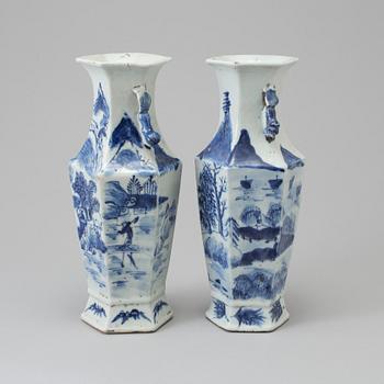 VASER, ett par, porslin. Kina, Qingdynastin, 1800-tal.