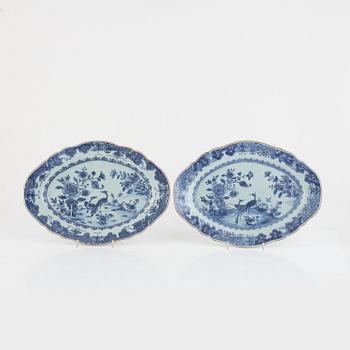 A pair of blue and white Chinese export porcelain dishes, Qing dynasty, Qianlong 1736-95).