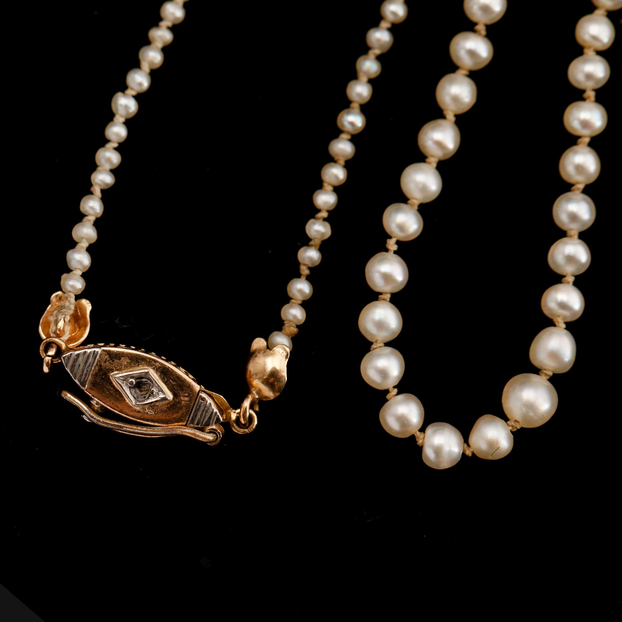 PÄRLCOLLIER, doserade orientpärlor, lås 18 k guld Pettersson Stockholm 1923.