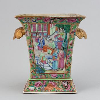 A famille rose Canton flower pot, Qing dynasty, 19th Century.