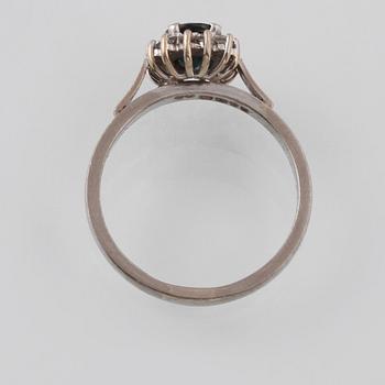 RING, 18K vitguld med fasettslipad blå safir samt briljantslipade diamanter, 0.55 ct, Engelska stämplar. Vikt 5,1 gram.