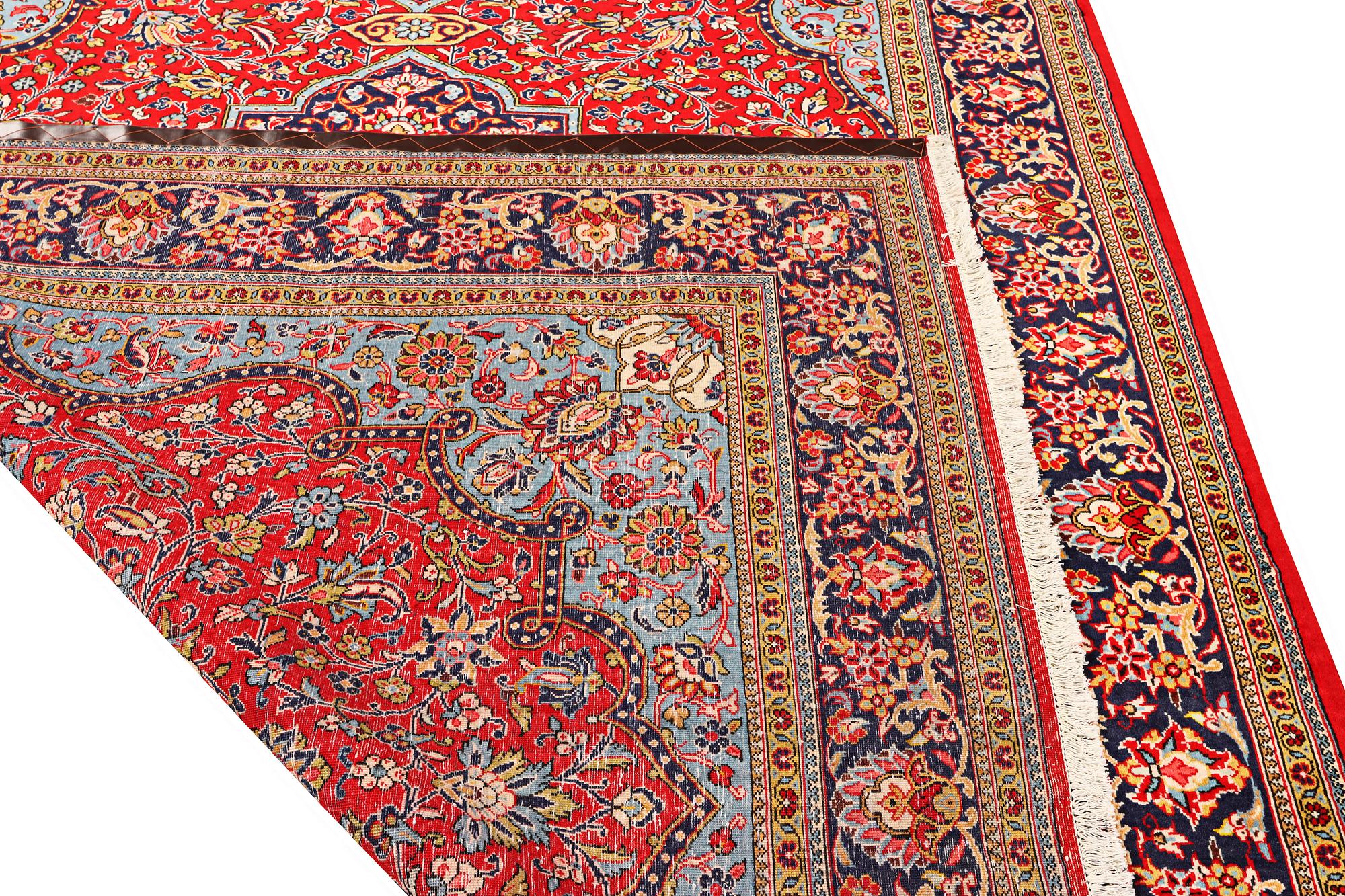 A Kashan carpet, c. 324 x 213 cm.