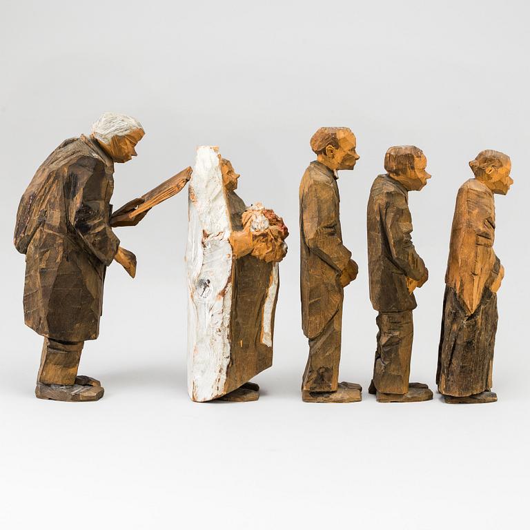 AXEL PETERSSON DÖDERHULTARN, Skulpturgrupp, "Bröllop", bestående av 5 figurer, snidad och delvis bemålat trä.