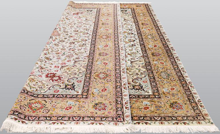 A part silk Tabriz carpet, so-called 50 Raj, approx. 348 x 252 cm.