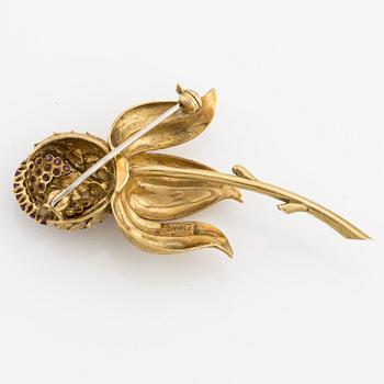 Brooch, Bucherer, 18K gold in the shape of a thistle with rubies.