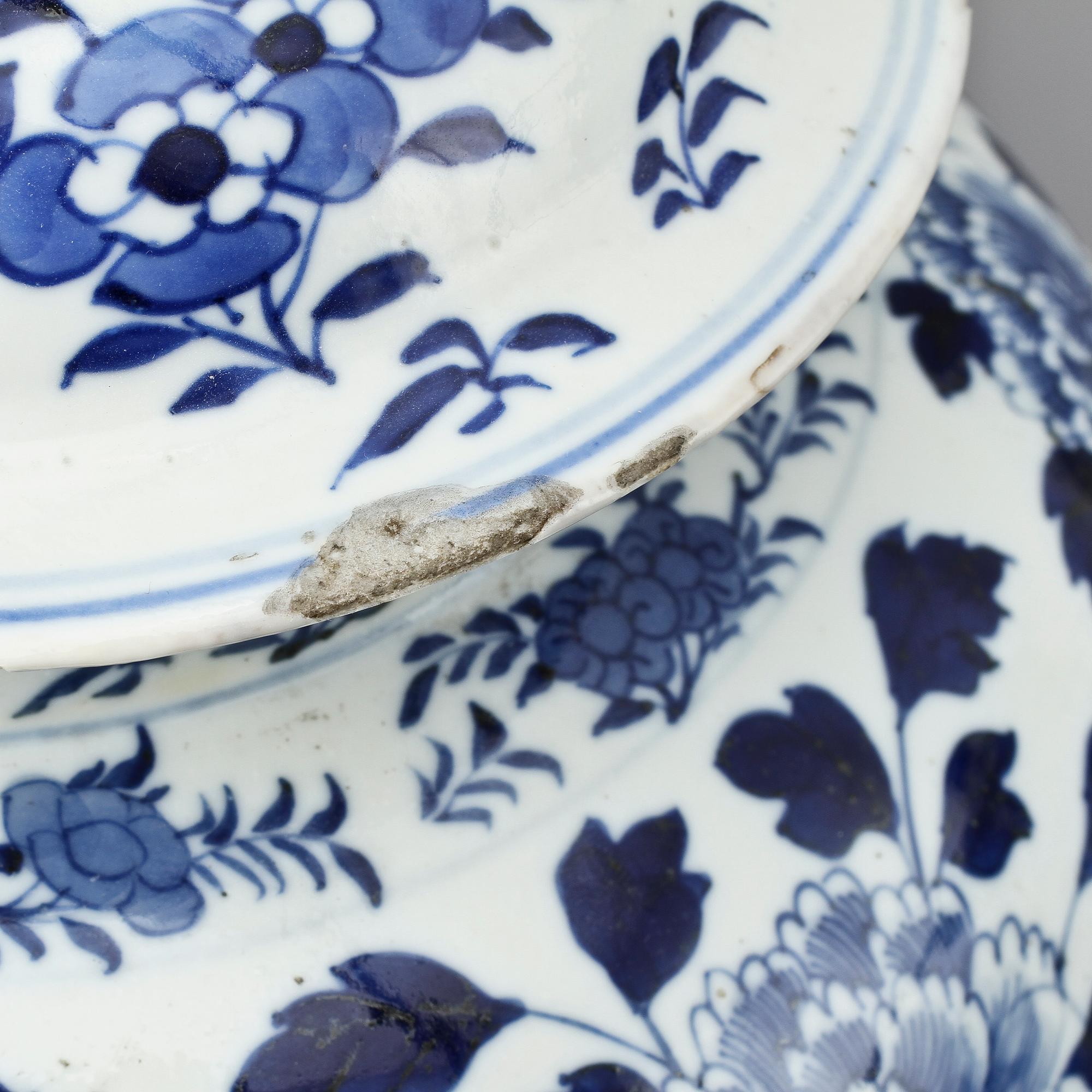 LOCKURNOR, ett par, porslin, Kina, Kangxi-stil, sent 1800-tal.