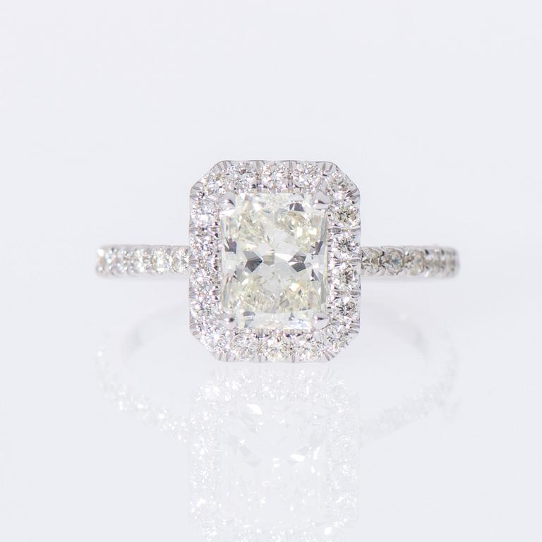RING, 18K vitguld, radiantslipad diamant ca 1,30 ct, sidostenar totalt ca 0,54 ct.