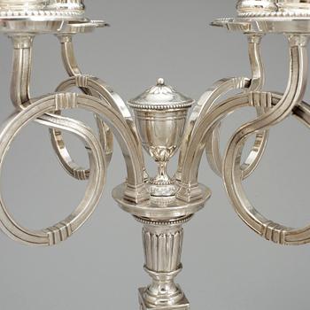 KANDELABRAR,  ett  par, silver, möjligen Nederländerna, Louis XVI stil, kring sekelskiftet 1900, vikt ca 4060 g.