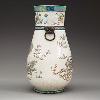 A large famille rose vase, late Qing dynasty, circa 1900.