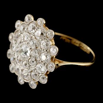 RING, 18k guld och platina med 33 äldre briljantslipade diamanter, utländska stämplar, 1900-talets första hälft. Vikt 5g.