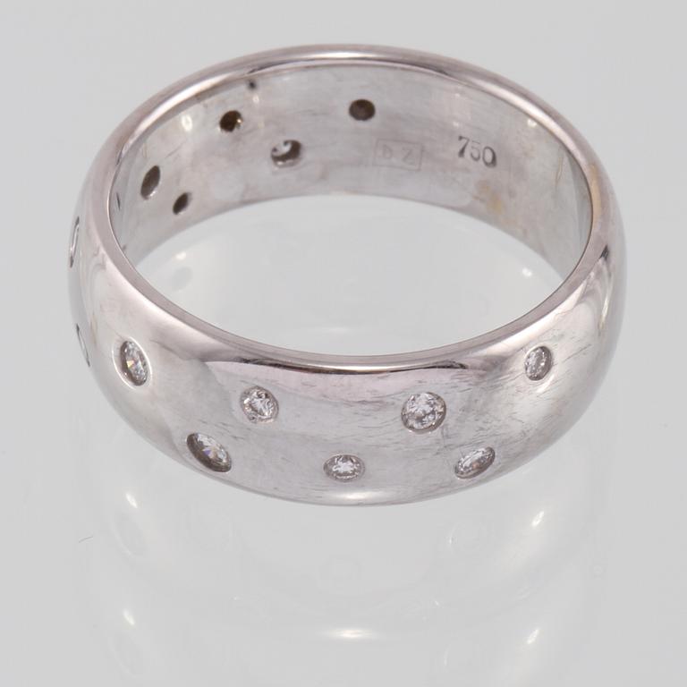 RING, 18K vitguld med briljantslipade diamanter 0.25 ct. Vikt 8,7 gram.