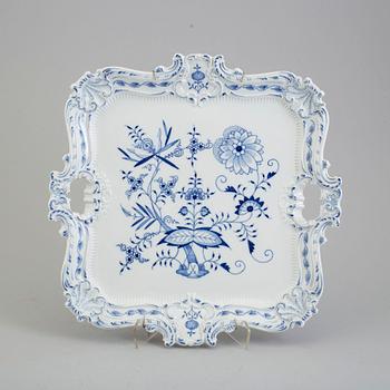 A 20TH CENTURY MEISSEN PORCELAIN TRAY.