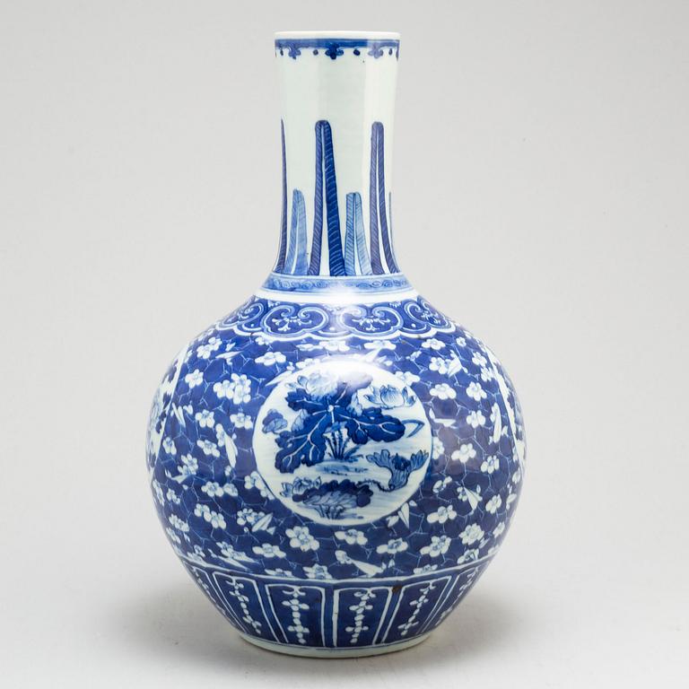 A large blue and white vase, Qing dynasty, late 19th century.