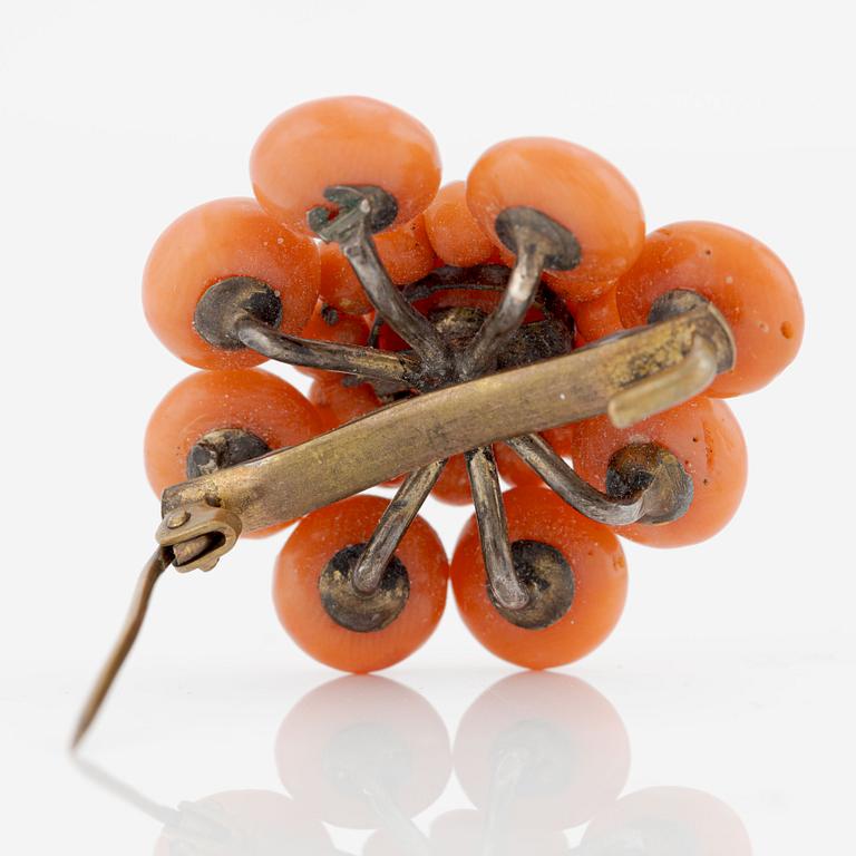 Brooch with coral.