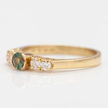 RING, 18K guld, grön safir, diamanter ca 0.24 ct tot. Finska importstämplar, 1987.