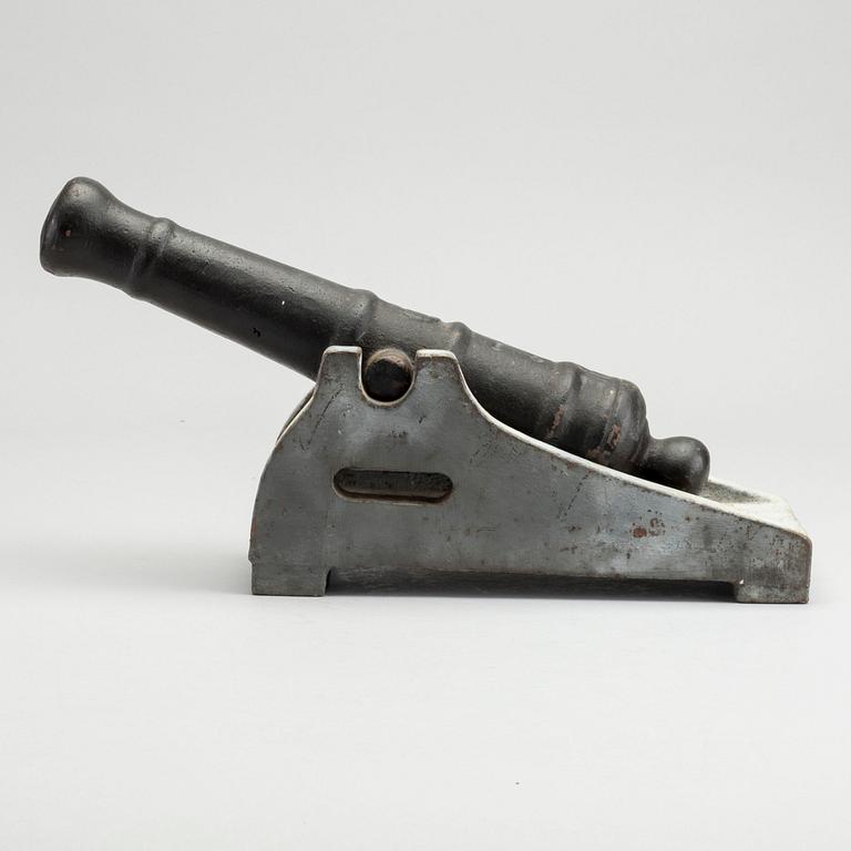 SALUTKANON, gjutjärn, Hälleforsnäs Bruk, 1900-tal.