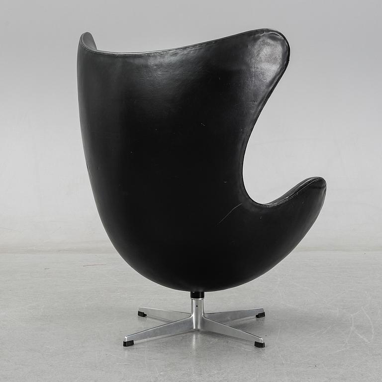 An 'Egg chair' by Arne Jacobsen for Fritz Hansen, designed 1958.
