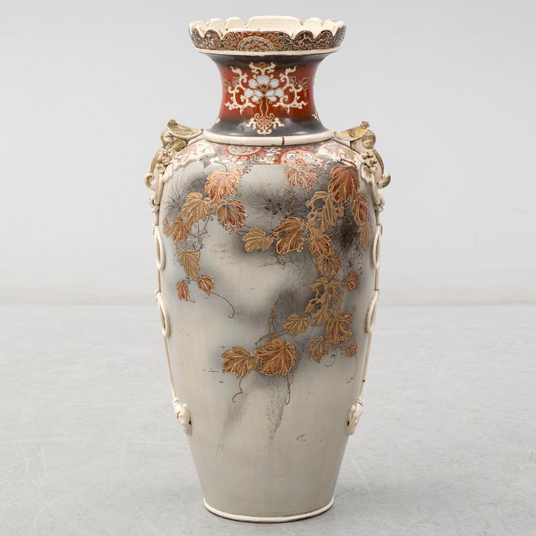 A porcelian japanese floor vase from around year 1900.