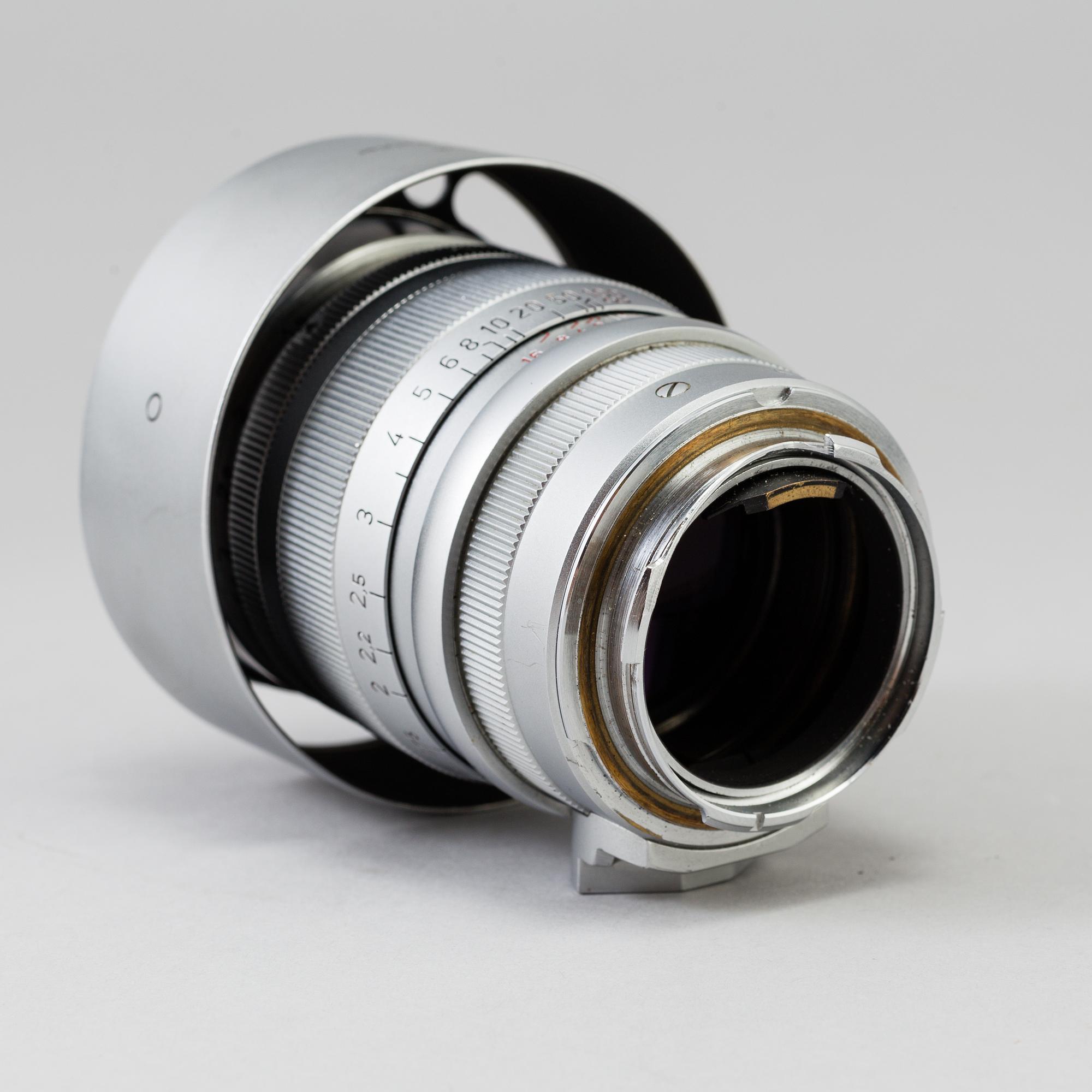 A chrome Leica Summarex f=8,5 cm 1:1,5 lens no 1008826 designed by av Max Berek, Ernst Leitz, Wetzlar . 1943-1960.
