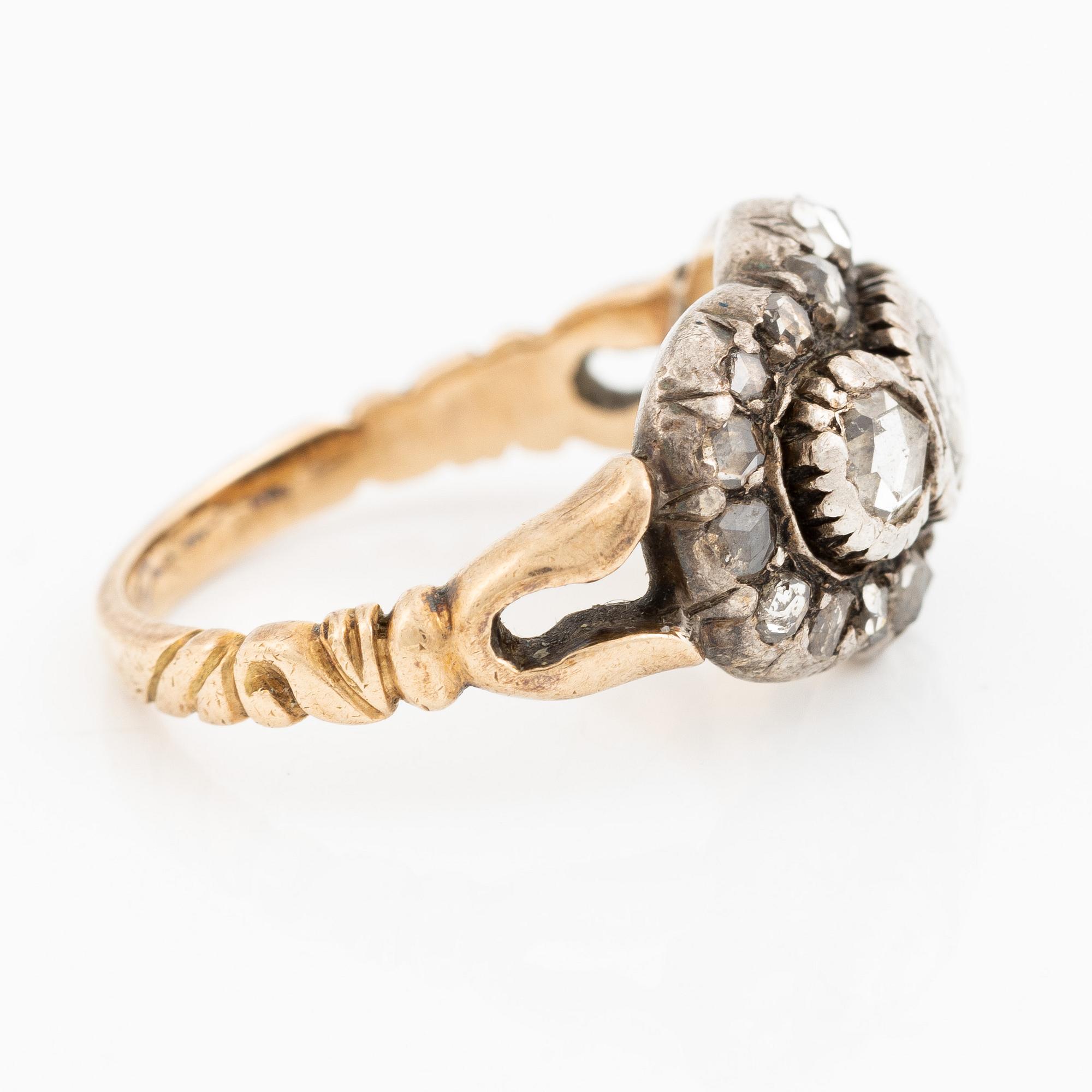 Ring 18K gold and silver with rose-cut diamonds.