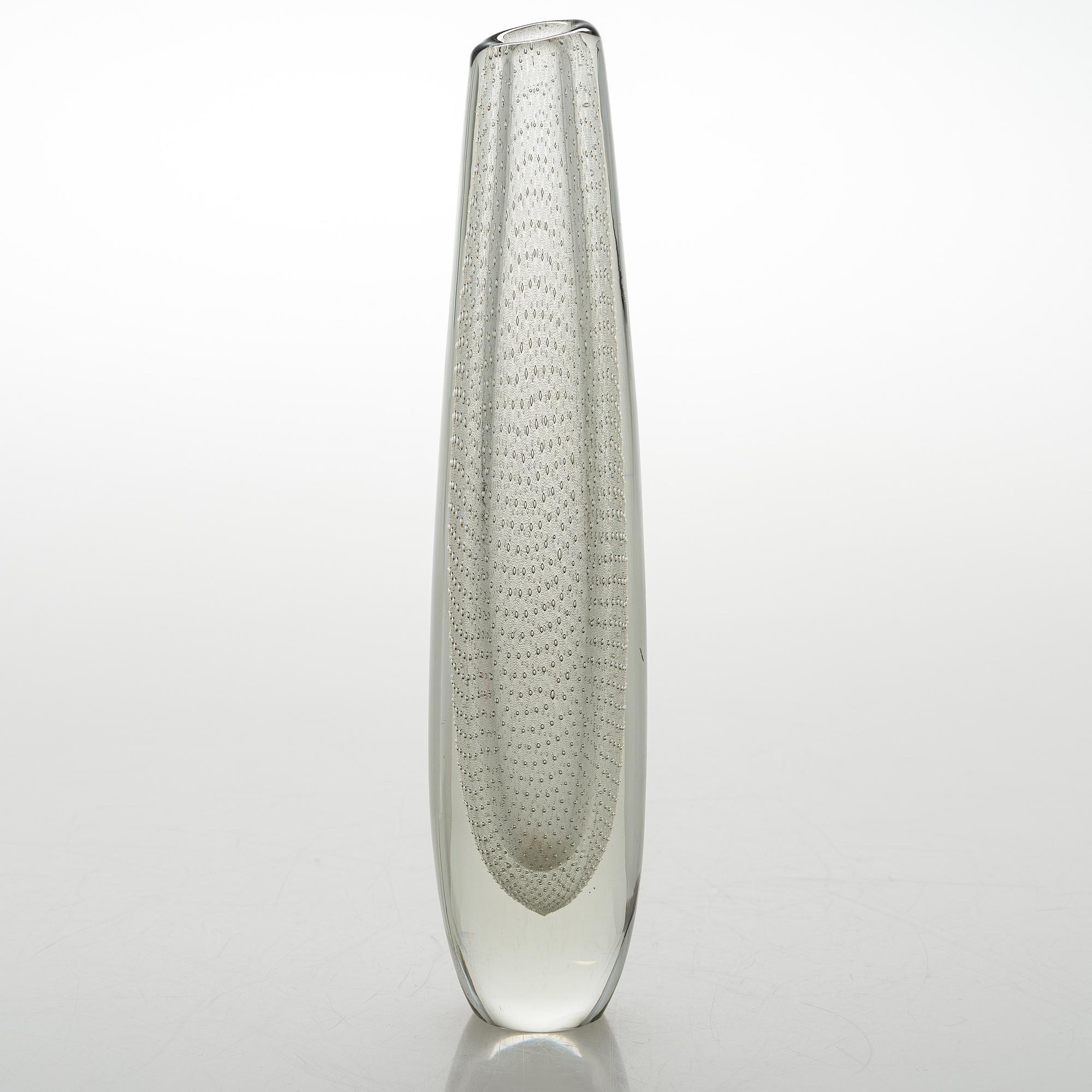 GUNNEL NYMAN, A glass vase signed G. Nyman Nuutajärvi Notsjö. Mid 20th century.