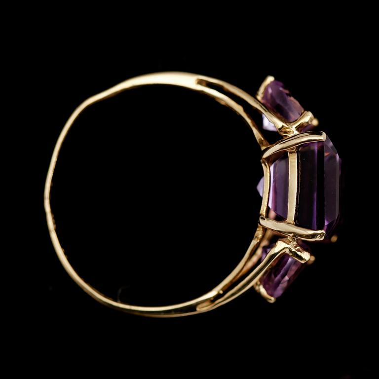 RING, 10 k guld, 3 fasetterade ametister tot ca 4.50 ct.