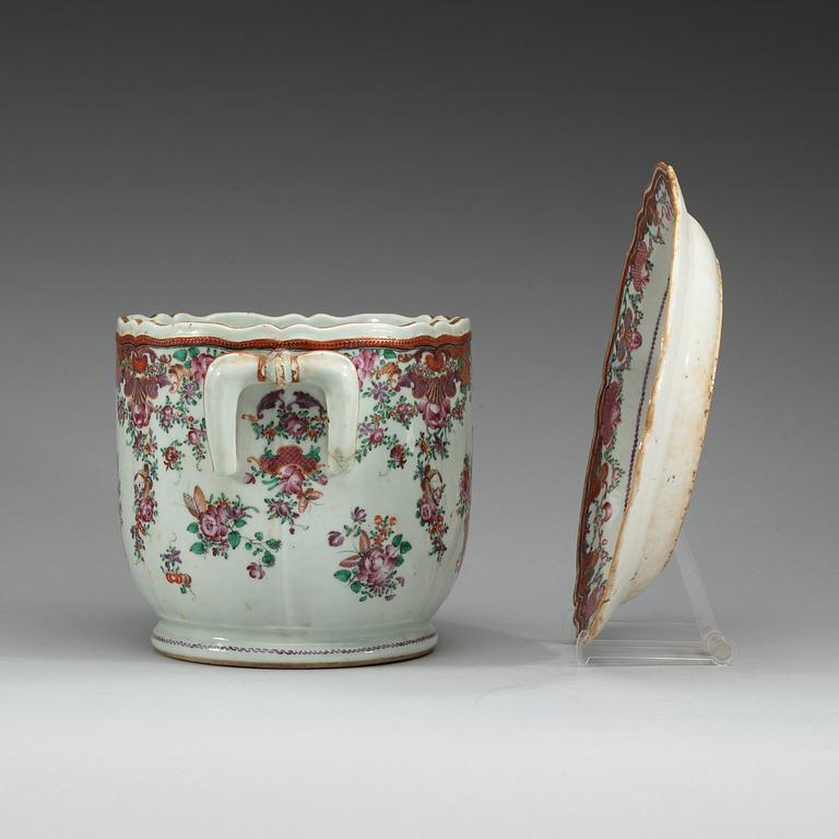 YTTERFODER/CHAMPAGNEKYLARE med FAT, kompaniporslin. Qing dynastin, Qianlong (1736-95).