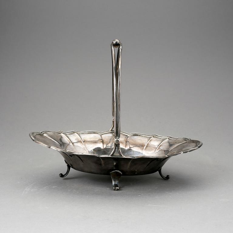 KORG, silver. Finland, otydliga stämplar, 1943-tal. Vikt ca 413 g.