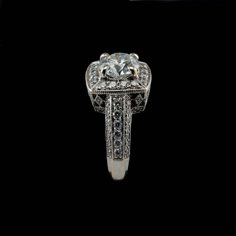 A RING, 18K white gold, brilliant cut diamond 1.30 ct G/I. Total weight c 2.12 ct. Laser marked. Weight 7 g.