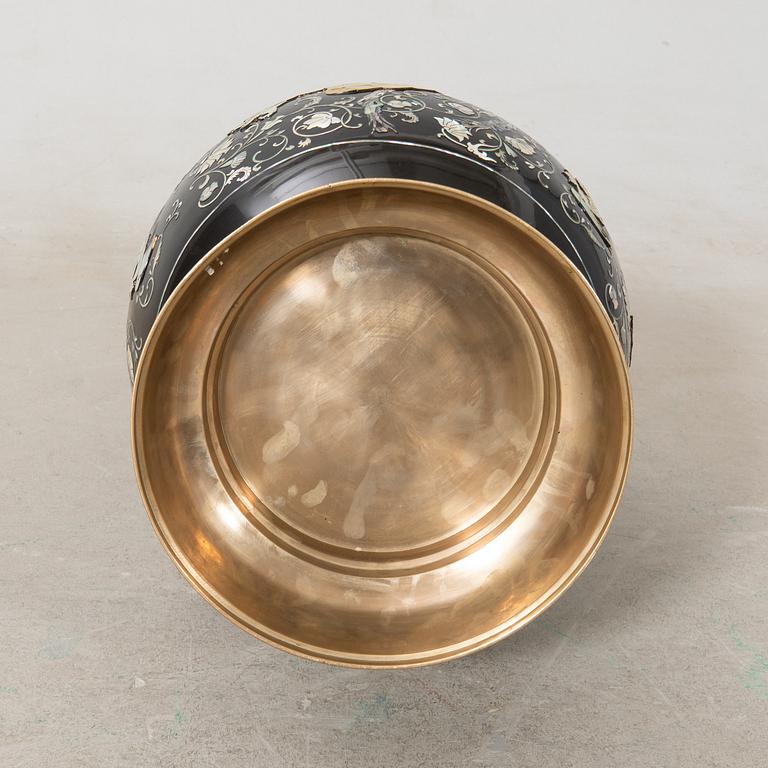 Floor vase East Asia 20th century.