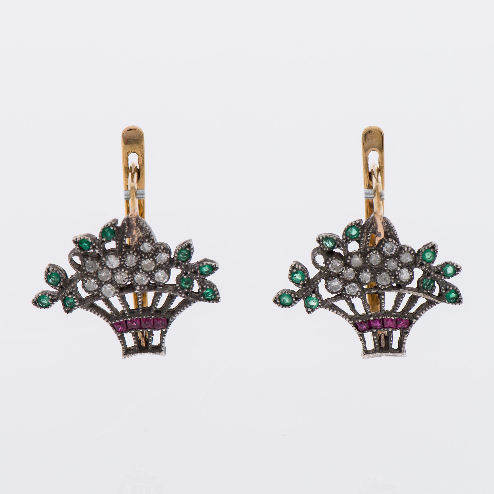 ÖRHÄNGEN, 14K guld samt silver, diamanter, smaragder samt rubiner, sovjetiska stämplar. Vikt 4,2 g.