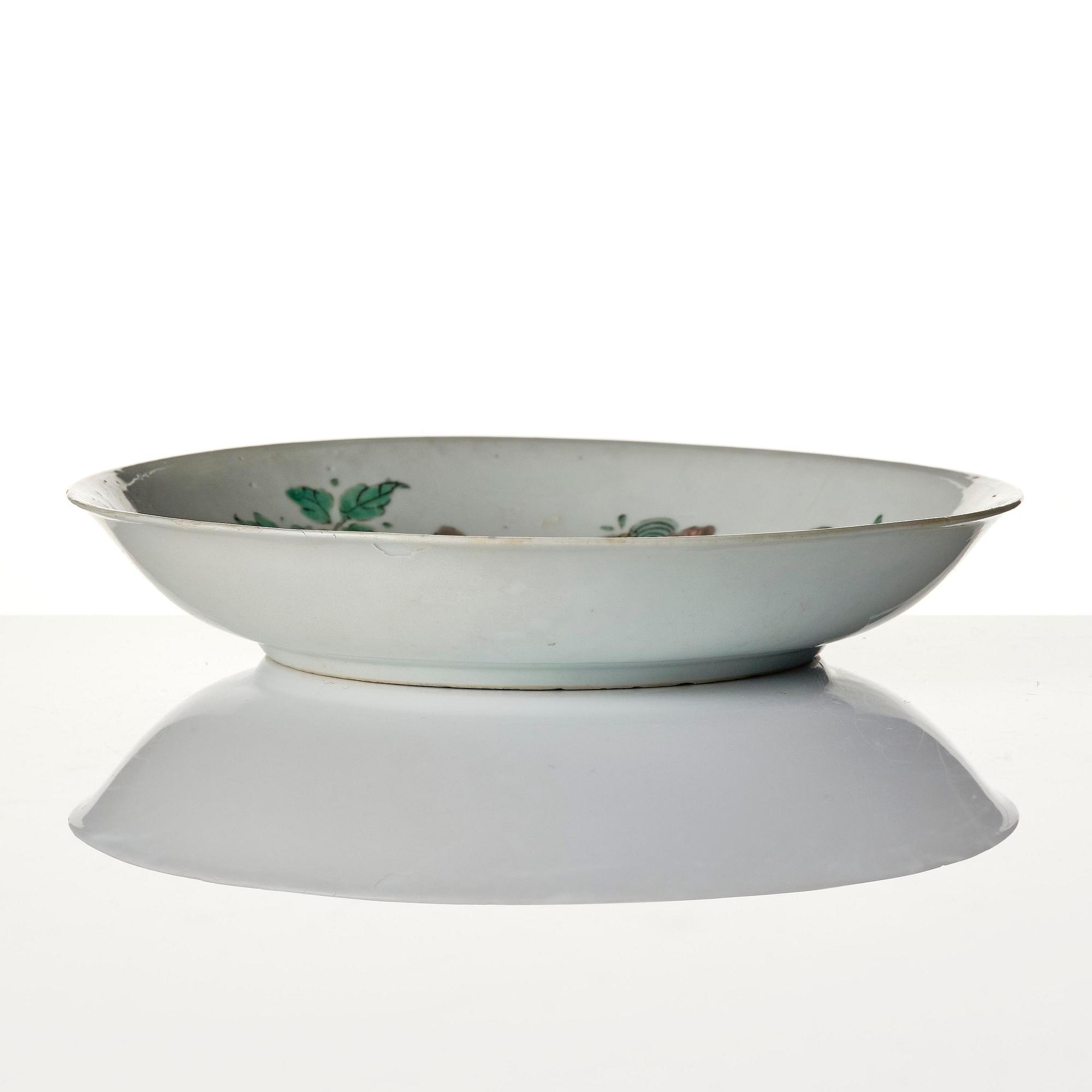 A set of two famille verte bowls and a dish, Qing dynasty, early Kangxi (1662-1722).