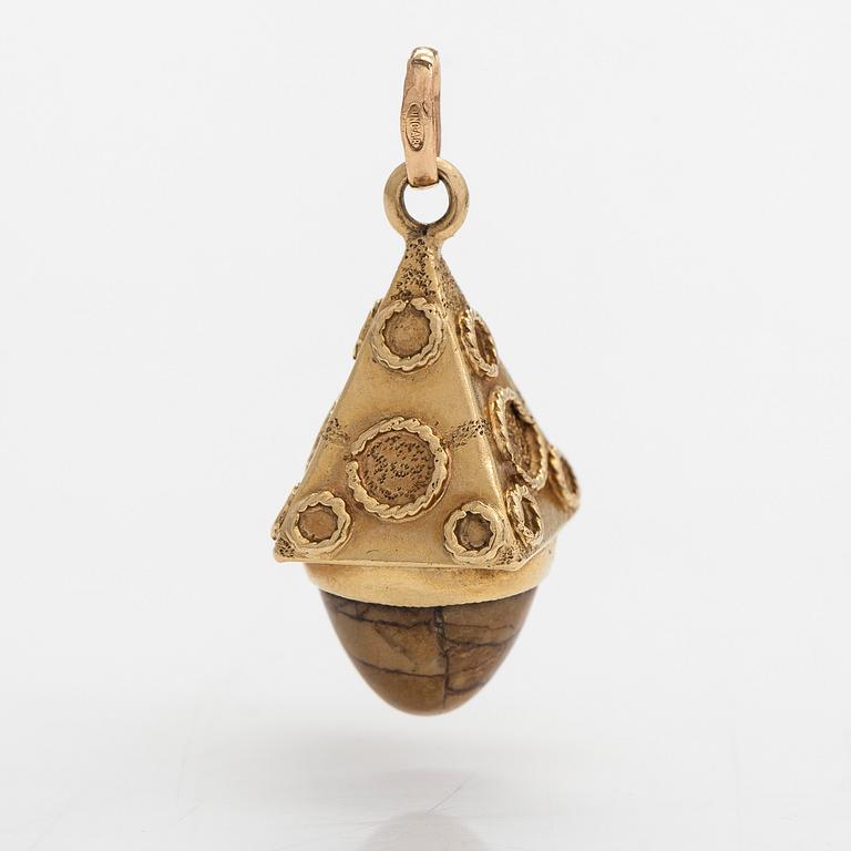 An 18K gold pendant with a jasper stone, Unoarrre, Italy.