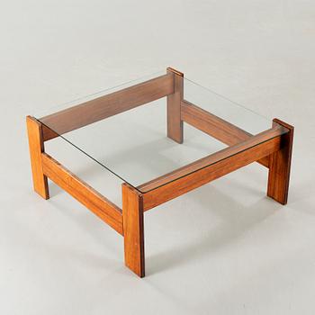 A late 20th century coffee table.