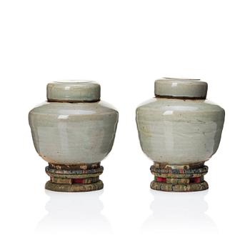 845. A pair of Japanese celadon jars with cover, Edo period (1603-1868).