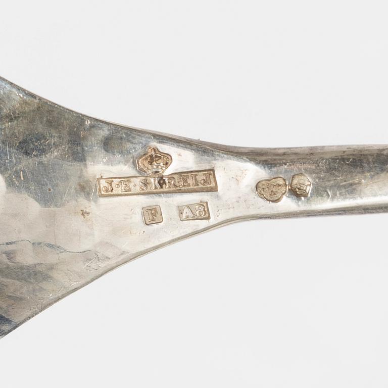 Eric Råström, lockskål, silver, Stockholm 1917, samt sked, J E Skreij, Falun 1927.