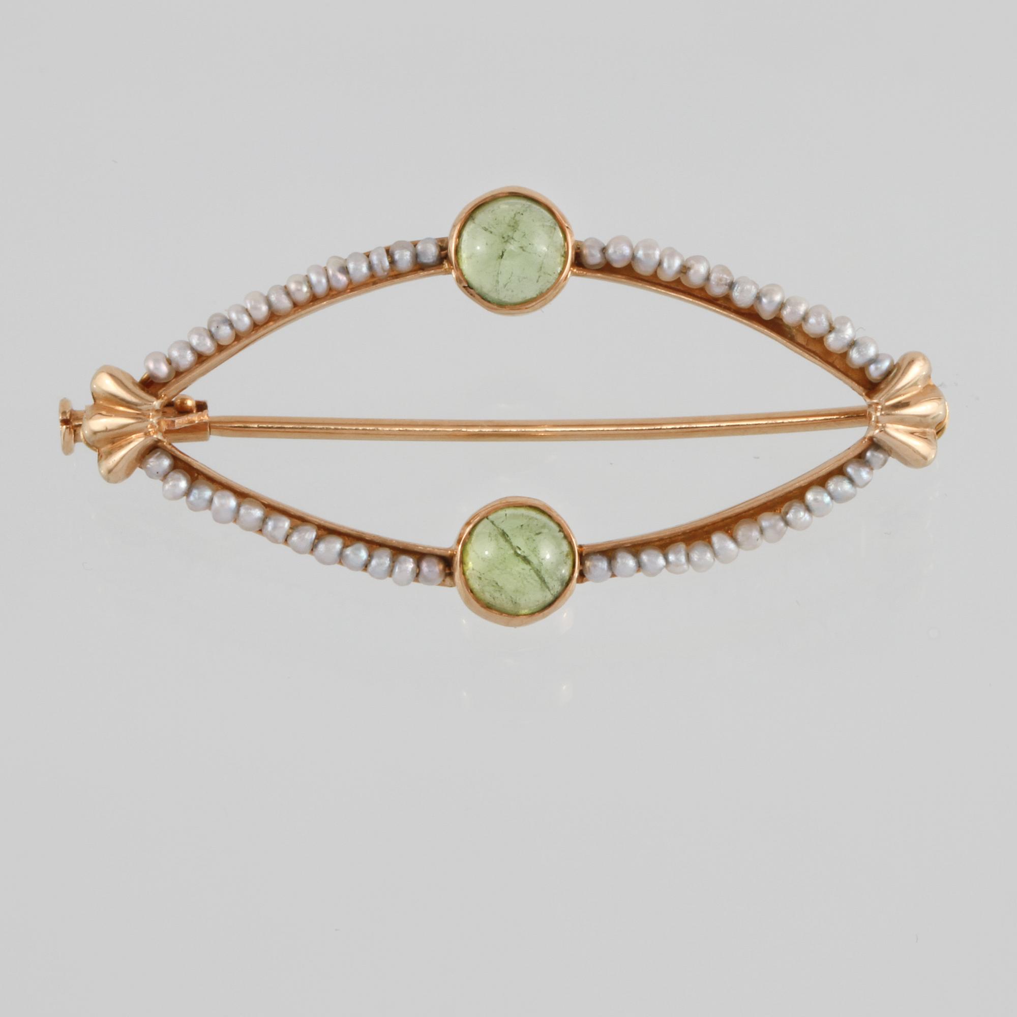 BROSCH, 18K guld med 2 cabochonlipade peridoter samt små odlade pärlor, Engelbert, Stockholm, 1956. Vikt 2,8 gram.