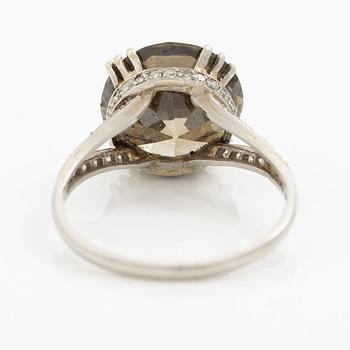 Ring platina med gulgrönbruntonad rund briljantslipad diamant ca 5.50 ct. CG Hallberg, Stockholm 1951.