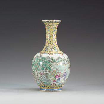 A vase, presumably Republic, 20th Century, with Qianlong sealmark.